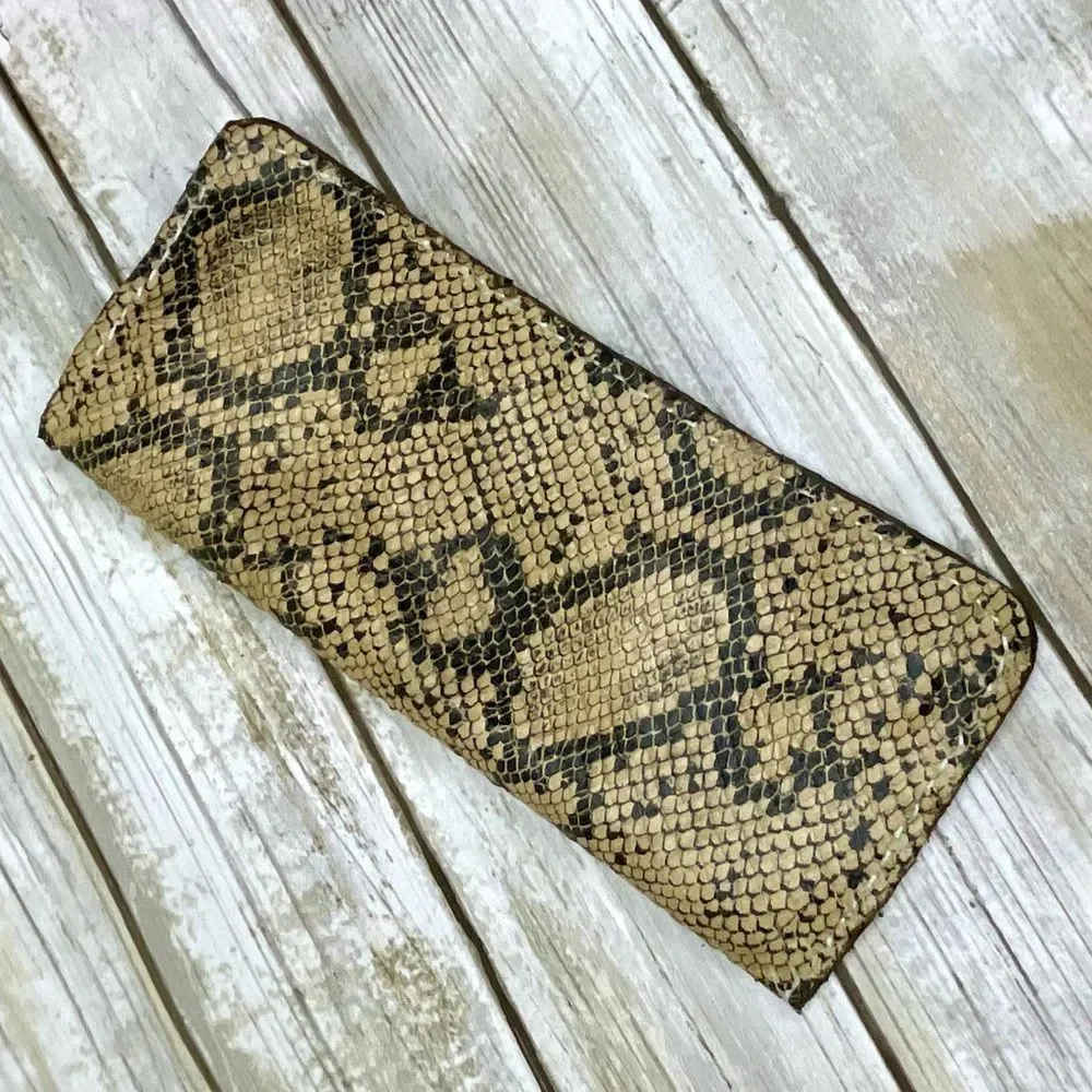 Leather snake skin wallet has cash pockets so that you can stick to your budget - Picture 4 of 14